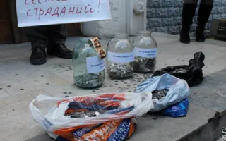 Пока суд Лебедева над журналисткой переносили, общественники собрали 3 банки мелочи на оплату чести и страданий