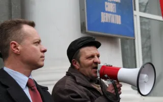 Перед Севастопольским горсоветом прошел митинг. Протестующие уже не требовали его роспуска
