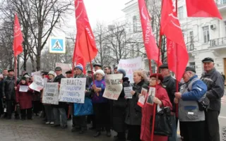Перед Севастопольским горсоветом прошел митинг. Протестующие уже не требовали его роспуска
