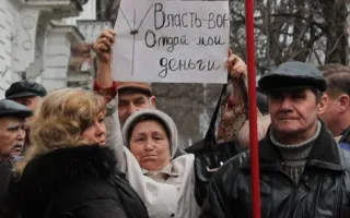 Перед Севастопольским горсоветом прошел митинг. Протестующие уже не требовали его роспуска