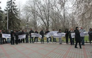 Митинг предпринимателей Учкуевки работники КП «Благоустройство» встретили молчаливым протестом