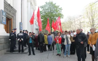 Предприниматели провели митинг «против тракторов Карпа Булатова». Коммунисты злились, что им мешают