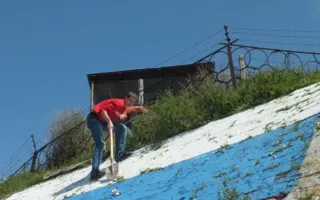 В Севастополе в День присоединения Крыма к России обновили российские флаги на Инженерном мысу