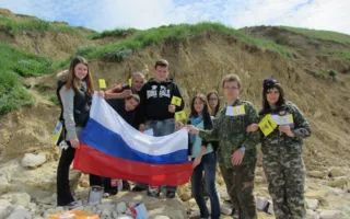 В Севастополе в День присоединения Крыма к России обновили российские флаги на Инженерном мысу