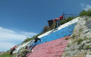 В Севастополе в День присоединения Крыма к России обновили российские флаги на Инженерном мысу