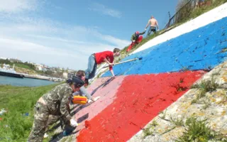 В Севастополе в День присоединения Крыма к России обновили российские флаги на Инженерном мысу