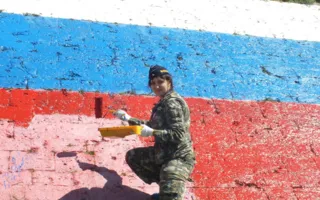 В Севастополе в День присоединения Крыма к России обновили российские флаги на Инженерном мысу
