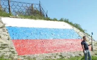 В Севастополе в День присоединения Крыма к России обновили российские флаги на Инженерном мысу