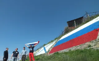 В Севастополе в День присоединения Крыма к России обновили российские флаги на Инженерном мысу