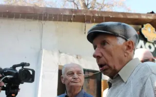 Пока директор Севастопольского дельфинария отказывался заключать договор, его рейдерски захватили одесские коммунисты