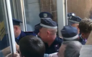 Митинг у севастопольского дельфинария закончился попыткой прорваться в кабинет к Яцубе