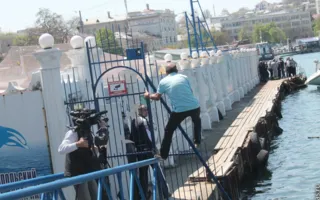 Одесские захватчики севастопольского дельфинария эвакуировались морем, опасаясь мести тех, кого они травили газом и заливали водой 