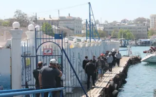 Одесские захватчики севастопольского дельфинария эвакуировались морем, опасаясь мести тех, кого они травили газом и заливали водой 