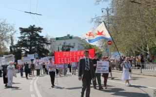 Народная колонна прошла в первомайском шествии и рассказала севастопольским властям все, что она о них думает