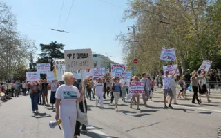 Народная колонна прошла в первомайском шествии и рассказала севастопольским властям все, что она о них думает