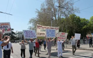 Народная колонна прошла в первомайском шествии и рассказала севастопольским властям все, что она о них думает