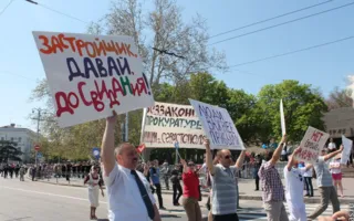 Народная колонна прошла в первомайском шествии и рассказала севастопольским властям все, что она о них думает