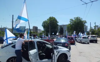 В Севастополе прошел автопробег «Мы несем Андреевский флаг»