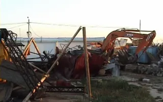 Прокуратура обвинила Булатова в появлении баров на пляже в парке Победы
