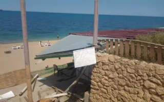 Пляж «Учкуевка» очистили от незаконных временных сооружений — баров и двух ларьков