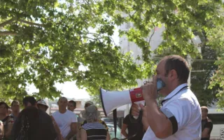 «Не ДАДАИМ уничтожить деревья!» В Севастополе митинговали против неудовлетворительного состояния Приморского бульвара