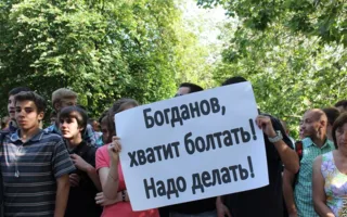 «Не ДАДАИМ уничтожить деревья!» В Севастополе митинговали против неудовлетворительного состояния Приморского бульвара