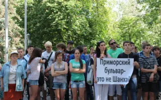 «Не ДАДАИМ уничтожить деревья!» В Севастополе митинговали против неудовлетворительного состояния Приморского бульвара
