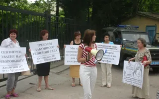 Жители дома № 107 по улице Хрусталева митинговали у Гагаринского суда 