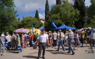 Бесплатным квасом и ярмаркой встретили первый день лета жители округа Михаила Брицына