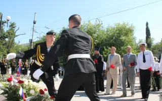 Севастопольцы мирно поздравили Россию с праздником