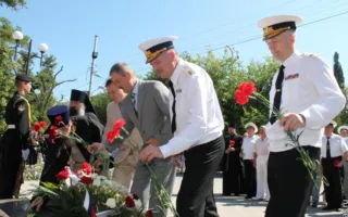 Севастопольцы мирно поздравили Россию с праздником
