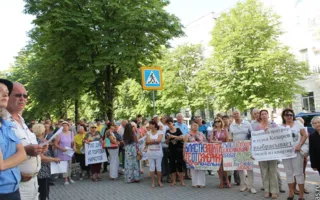 Пикет под горсоветом: сувенирщики, жители проблемного дома на Молодых Строителей и обиженные депутатами Дукиным и Прудниковой