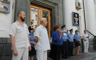 Пикет под горсоветом: сувенирщики, жители проблемного дома на Молодых Строителей и обиженные депутатами Дукиным и Прудниковой