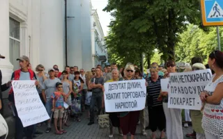 Пикет под горсоветом: сувенирщики, жители проблемного дома на Молодых Строителей и обиженные депутатами Дукиным и Прудниковой