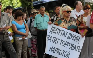 Пикет под горсоветом: сувенирщики, жители проблемного дома на Молодых Строителей и обиженные депутатами Дукиным и Прудниковой