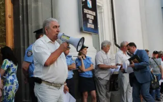 Пикет под горсоветом: сувенирщики, жители проблемного дома на Молодых Строителей и обиженные депутатами Дукиным и Прудниковой