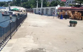 Владелец бара «Масис» уже второй раз установил летнюю площадку кафе, а прокуратура вновь ее снесла