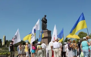 Свое празднование Дня Конституции в Севастополе организовали украинские патриоты и оппозиционеры