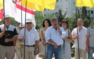 Свое празднование Дня Конституции в Севастополе организовали украинские патриоты и оппозиционеры