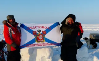 Крест из Севастополя и флаг города российским путешественником были установлены на Северном полюсе