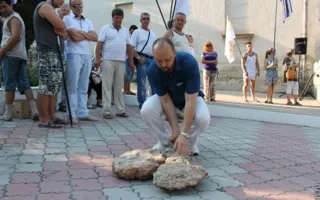 В Севастополе с милицейским беспределом решили бороться сбором камней