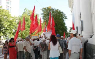 «Нет НАТО!», «Нет конюшне!» — пикеты под горсоветом Севастополя