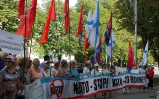 «Нет НАТО!», «Нет конюшне!» — пикеты под горсоветом Севастополя
