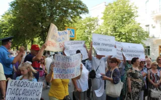 «Нет НАТО!», «Нет конюшне!» — пикеты под горсоветом Севастополя
