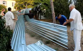 В борьбе за сквер Гавена пока победили местные жители. Снесенный забор оставлен под охрану милиции