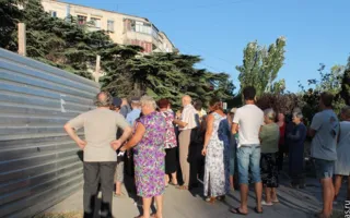 В Севастополе воскресный сход граждан на «Летчиках» закончился сносом забора 