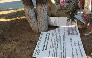 В Севастополе воскресный сход граждан на «Летчиках» закончился сносом забора 