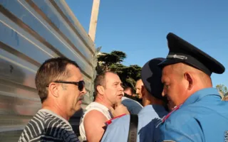 В Севастополе воскресный сход граждан на «Летчиках» закончился сносом забора 