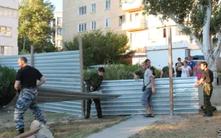 В Севастополе воскресный сход граждан на «Летчиках» закончился сносом забора 