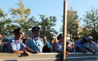 В Севастополе воскресный сход граждан на «Летчиках» закончился сносом забора 